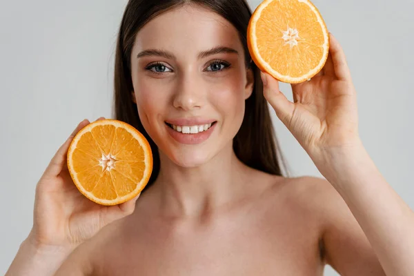 Feliz Chica Sin Camisa Sonriendo Mientras Posando Con Naranja Aislado —  Fotos de Stock
