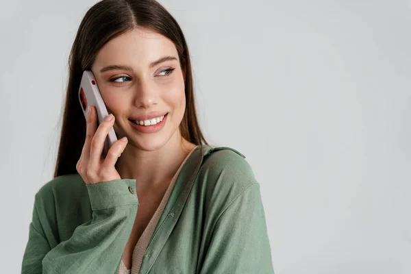 Menina Caucasiana Feliz Sorrindo Falando Telefone Celular Isolado Sobre Fundo — Fotografia de Stock