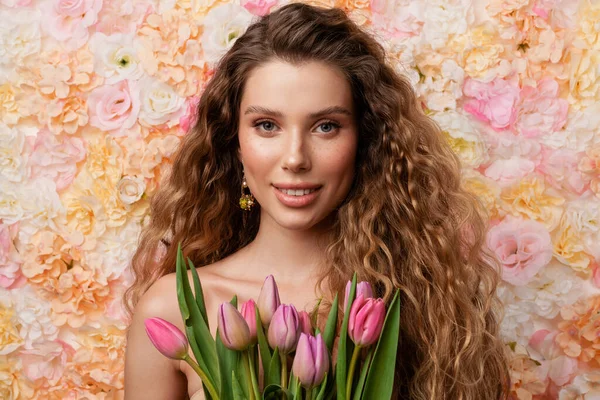 Полуобнаженная Молодая Женщина Улыбается Позируя Тюльпанами Фоне Цветов — стоковое фото