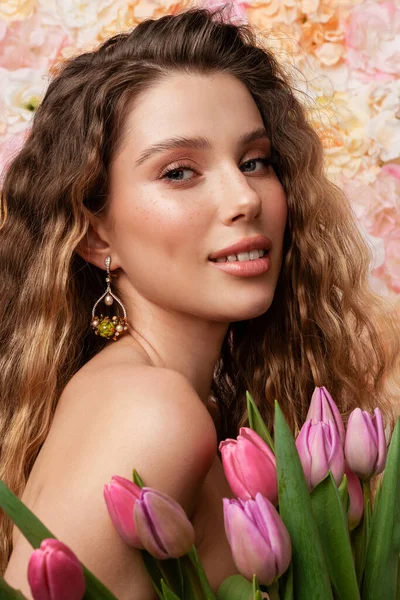 Напівгола Молода Жінка Посміхається Позуючи Тюльпанами Ізольовано Фоні Квітів — стокове фото