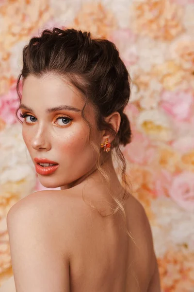 Half Naked Young Woman Earring Posing Looking Aside Isolated Flowers — Stock Photo, Image