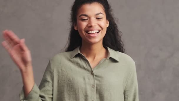 Lycklig Afrikansk Amerikansk Kvinna Gör Hallogest Stående Isolerad Över Grå — Stockvideo