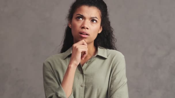 Una Seria Donna Afroamericana Sta Pensando Mentre Isolata Sopra Muro — Video Stock