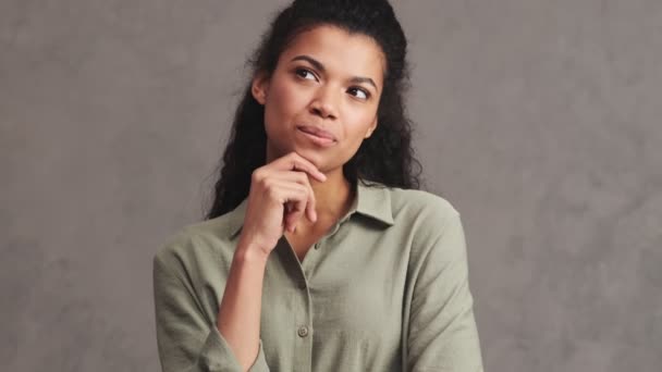 Una Hermosa Mujer Afroamericana Está Pensando Mientras Está Pie Aislada — Vídeos de Stock