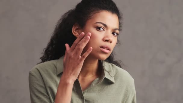 Una Mujer Afroamericana Decepcionada Está Mirando Cara Pie Aislada Sobre — Vídeos de Stock