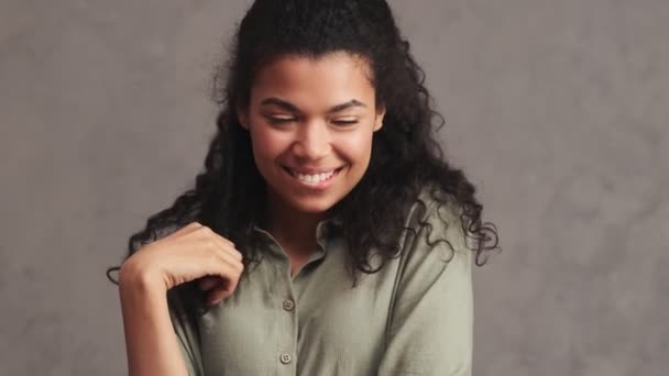 Una Mujer Afroamericana Sonriente Sueña Con Algo Aislado Sobre Una — Vídeo de stock