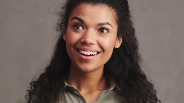 Una Mujer Afroamericana Sorprendida Está Mirando Alrededor Pie Aislado Sobre — Vídeo de stock