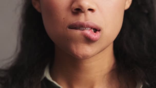 Une Vue Rapprochée Une Femme Afro Américaine Bouge Les Lèvres — Video