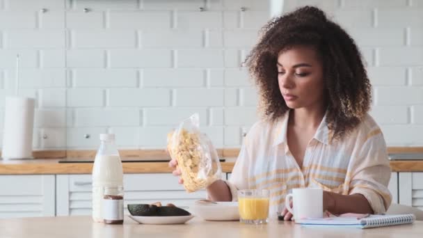 Een Positieve Afro Amerikaanse Vrouw Zit Thuis Aan Tafel Ontbijten — Stockvideo