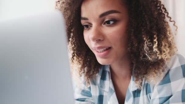 Een Close Van Een Glimlachende Afro Amerikaanse Vrouw Die Een — Stockvideo