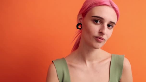 Uma Jovem Mulher Satisfeita Com Cabelo Rosa Está Posando Para — Vídeo de Stock