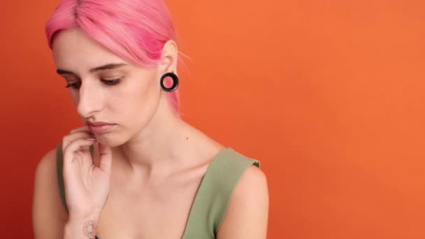 Close View Sad Young Woman Pink Hair Thinking Something Standing — Stock Video