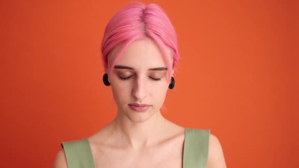 Uma Jovem Mulher Satisfeita Com Cabelo Rosa Está Abrindo Olhos — Vídeo de Stock