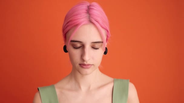 Pleased Young Woman Pink Hair Opening Her Eyes Looking Camera — Stock Video