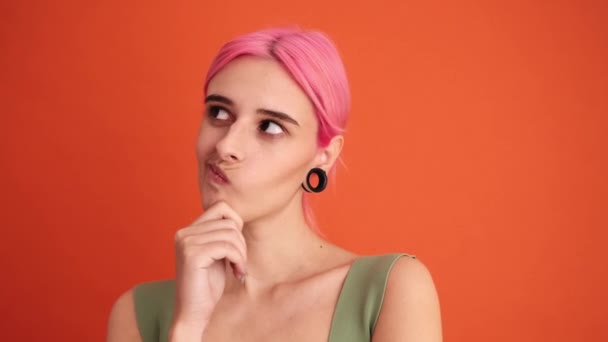 Uma Jovem Sorridente Com Cabelo Rosa Está Pensando Algo Isolado — Vídeo de Stock