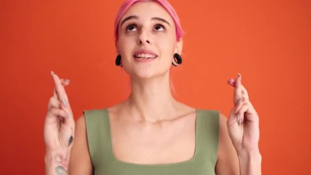 Счастливая Молодая Женщина Розовыми Волосами Скрещивает Пальцы Загадывая Желание Стоящее — стоковое видео