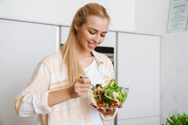 Radostná Blondýnka Úsměvem Při Přípravě Čerstvého Salátu Doma Kuchyně — Stock fotografie