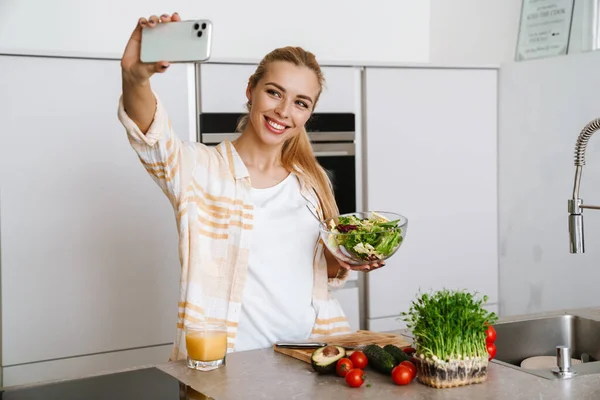 Vidám Szőke Szelfit Készít Mobilon Friss Salátával Otthoni Konyhában — Stock Fotó