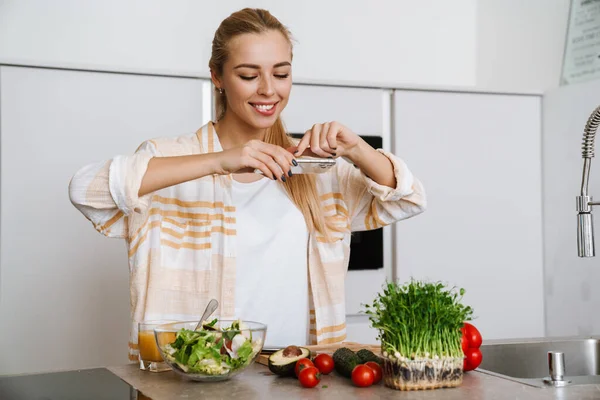 Mulher Alegre Tirar Foto Celular Enquanto Prepara Salada Casa Cozinha — Fotografia de Stock