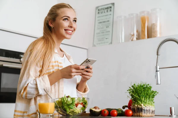 Portré Egy Boldog Vonzó Használja Mobiltelefon Miközben Egy Egészséges Saláta — Stock Fotó