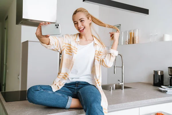 Heureuse Femme Blonde Souriante Tout Prenant Selfie Photo Sur Téléphone — Photo