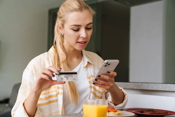 Удовлетворенная Женщина Помощью Мобильного Телефона Кредитной Карты Время Завтрака Домашней — стоковое фото