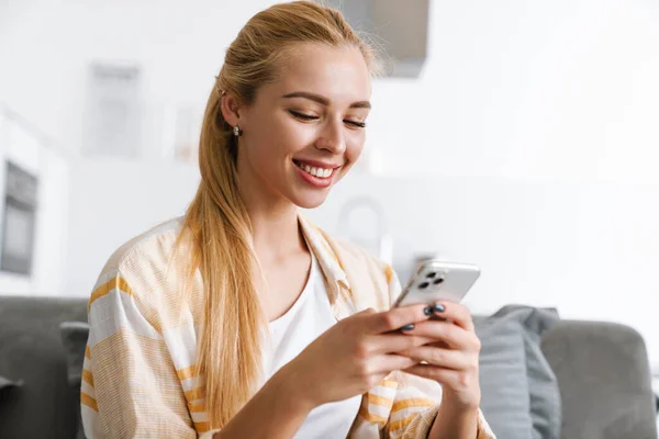 Gelukkig Blond Vrouw Glimlachen Met Behulp Van Mobiele Telefoon Terwijl — Stockfoto