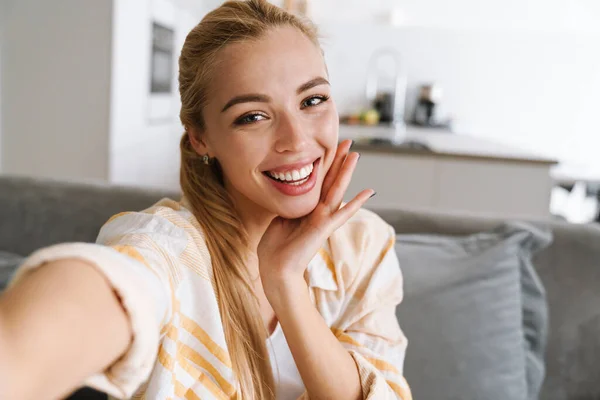 Mujer Rubia Feliz Sonriendo Mientras Toma Foto Selfie Casa — Foto de Stock