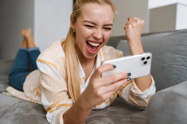 Aufgeregte Frau Macht Siegergeste Beim Online Spiel Auf Dem Handy — Stockfoto