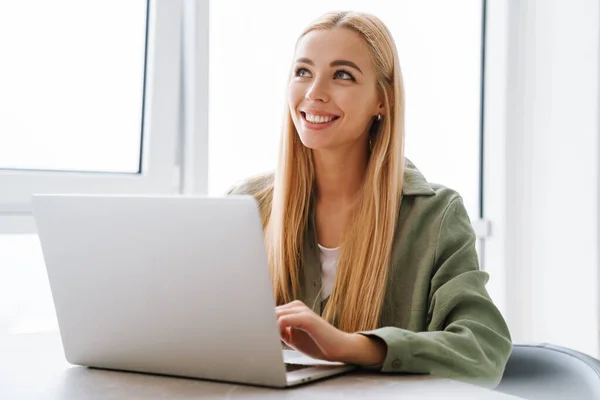 Feliz Atraente Jovem Loira Sentada Mesa Com Computador Portátil Dentro — Fotografia de Stock