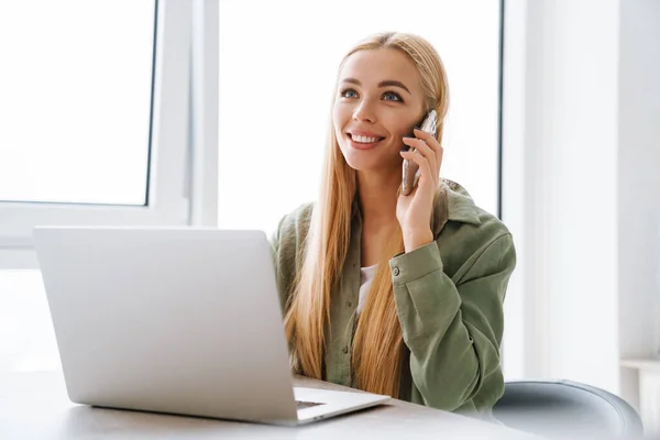 Feliz Sorrindo Atraente Jovem Com Computador Portátil Usando Telefone Celular — Fotografia de Stock