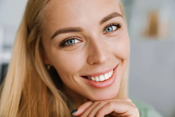 Felice Bionda Giovane Donna Sorridente Guardando Fotocamera Chiuso — Foto Stock