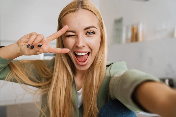 Cerca Retrato Una Mujer Bonita Sonriente Haciendo Una Selfie Interior — Foto de Stock