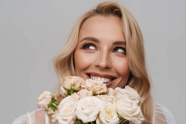 Красива Щаслива Усмішка Під Час Позування Трояндами Ізольовані Сірому Фоні — стокове фото