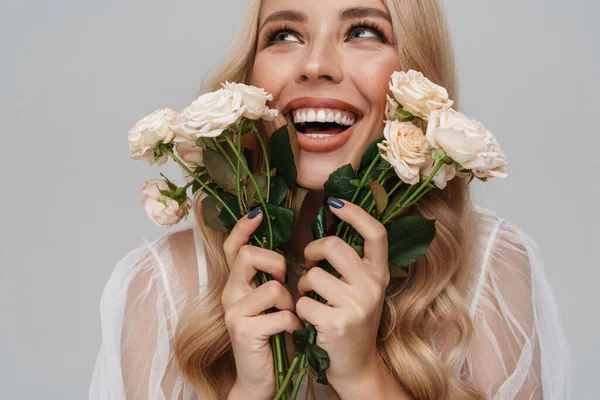 Bella Ragazza Felice Sorridente Mentre Posa Con Rose Isolate Sfondo — Foto Stock