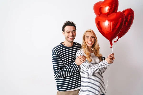 Glückliches Romantisches Paar Lächelt Während Mit Herzballons Vor Weißem Hintergrund — Stockfoto