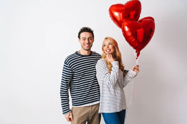 Szczęśliwa Romantyczna Para Uśmiechnięta Podczas Pozowania Balonami Odizolowanymi Białym Tle — Zdjęcie stockowe