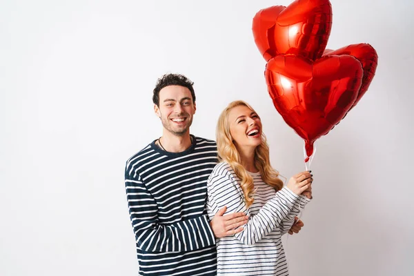 Šťastný Romantický Pár Smích Při Pózování Srdcem Balónky Izolované Přes — Stock fotografie