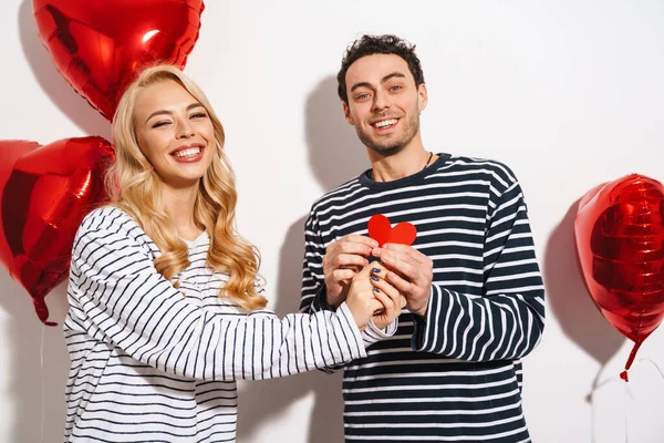 Casal Alegre Segurando Cartão Valentim Enquanto Posando Com Balões Cardíacos — Fotografia de Stock