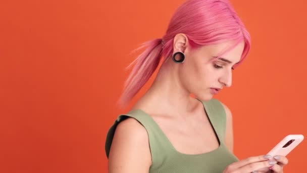 Μια Πλαϊνή Άποψη Μιας Όμορφης Νεαρής Γυναίκας Ροζ Μαλλιά Χρησιμοποιεί — Αρχείο Βίντεο