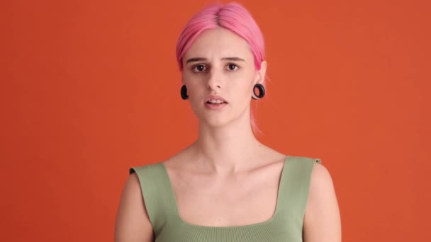 Серйозна Молода Жінка Рожевим Волоссям Зупиняє Жест Стоїть Над Помаранчевою — стокове відео