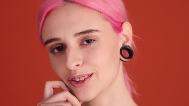Una Vista Cerca Una Hermosa Mujer Joven Con Pelo Rosa — Vídeo de stock