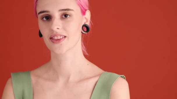 Una Encantadora Joven Con Pelo Rosa Está Enviando Beso Aire — Vídeo de stock