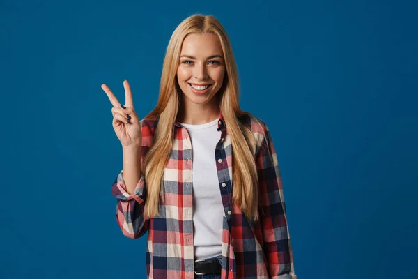 Loira Mulher Feliz Mostrando Sinal Paz Olhando Para Câmera Isolada — Fotografia de Stock