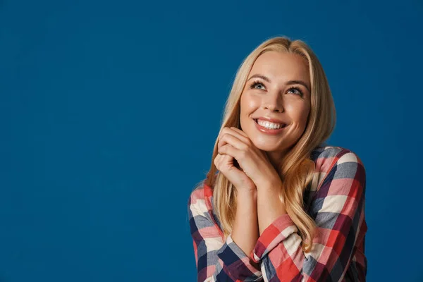 Blond Jong Gelukkig Vrouw Glimlachen Kijken Omhoog Geïsoleerd Blauwe Achtergrond — Stockfoto