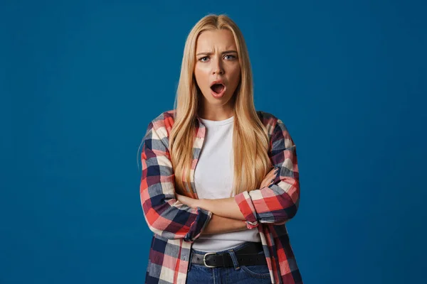 Shocked Beautiful Blonde Girl Posing Arms Crossed Isolated Blue Background — ストック写真