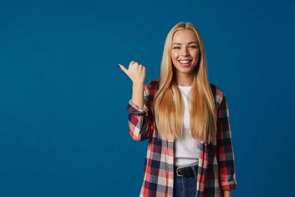 금발의 백인젊은 여자가 웃으면서 떨어져 손가락을 가리키는 — 스톡 사진