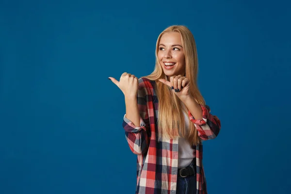 Blond Wit Jong Vrouw Glimlachen Wijzen Vingers Opzij Geïsoleerd Blauwe — Stockfoto