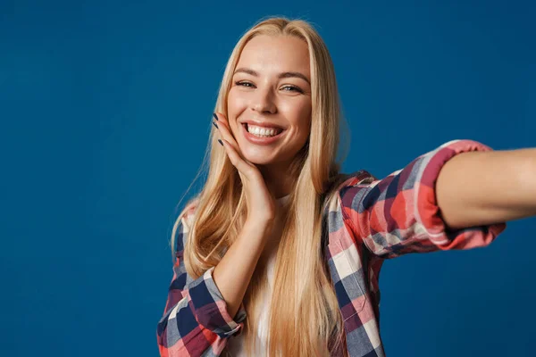 Šťastné Krásné Blondýny Dívka Úsměvem Při Focení Selfie Izolované Přes — Stock fotografie