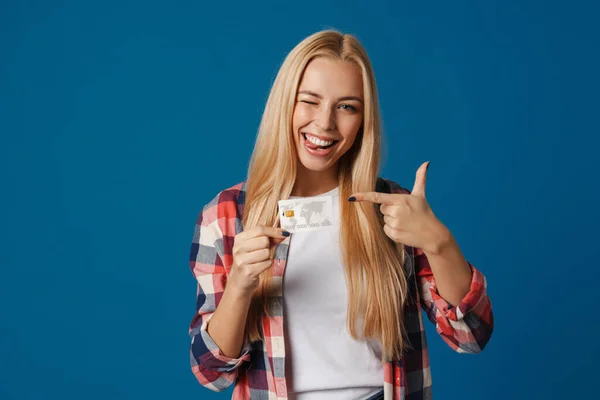 Blond Glad Kvinna Blinkar Och Pekar Finger Kreditkort Isolerad Över — Stockfoto